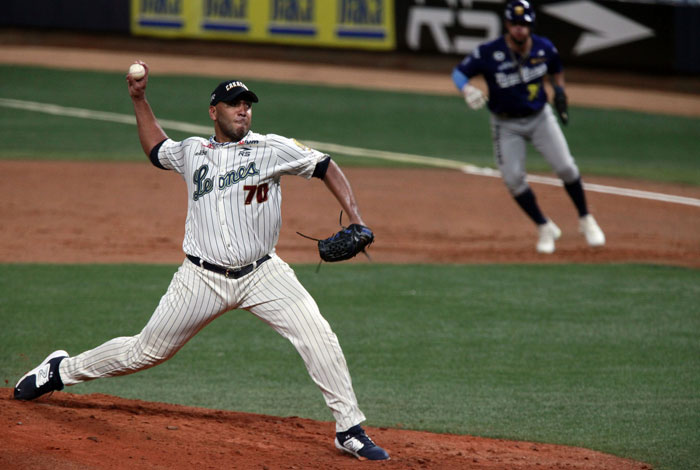 Los Leones del Caracas les brindaron 'Reina Pepiada' al Magallanes