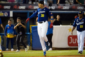Leones del Caracas y Magallanes remontaron y ganaron
