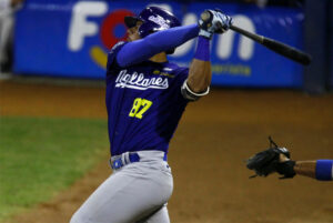 Magallanes gana duelo a La Guaira en el Universitario