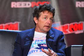 Michael J. Fox dice que casi pierde la mano por una infección