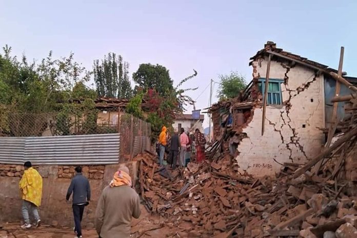 Asciende a 157 la cifra de muertos en Nepal por terremoto de magnitud 6.4