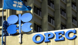 La OPEP+ opta por recortes voluntarios de la oferta de crudo en 2024
