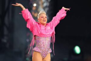 Pink regalará libros prohibidos en sus conciertos en Florida