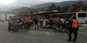 Triple choque de motos deja dos personas calcinadas en Táchira