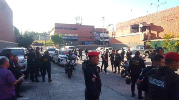 Sujetos armados intentan despojar de una fuerte cantidad de dinero a un ciudadano en Valencia (Imágenes)