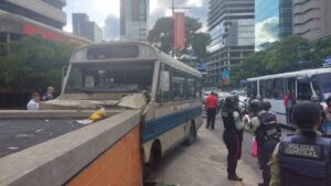 Una buseta de transporte público se estrelló en Altamira y dejó 14 personas lesionadas