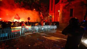 Otra noche de asedio a la sede del Psoe en Madrid con lanzamiento de petardos y botellas a la policía