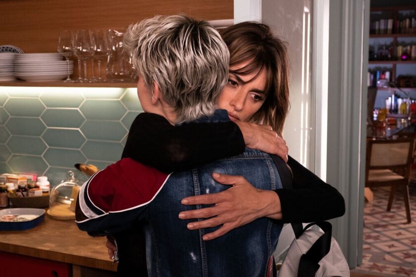 Almodóvar y sus 'Madres paralelas' conquistan a los espectadores en el festivo, mientras 'Cristo y Rey' se hunde con su peor dato de audiencia