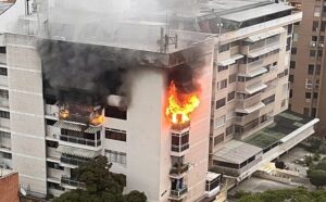 Reportan incendio de gran magnitud en apartamento en Los Palos Grandes