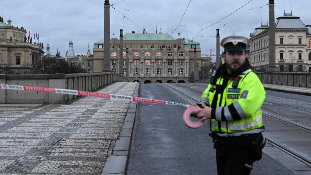 Al menos 10 muertos y decenas de heridos en un tiroteo en una universidad de Praga