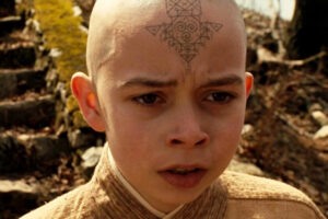 El showrunner de 'Avatar: La leyenda de Aang' de Netflix promete que no ha visto la película de M. Night Shyamalan que todos queremos olvidar: "La evité a propósito"