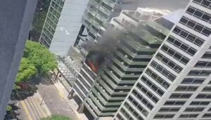 Feroz incendio en un edificio de oficinas con lindero al Ministerio de Trabajo en Argentina