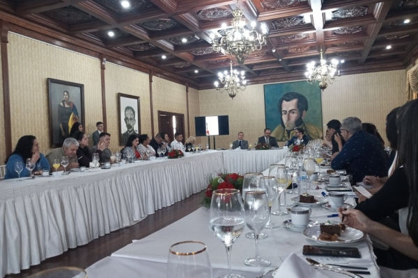 Venezuela mantiene "en marcha" su plan de otorgar licencias petroleras en el Esequibo