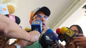 Capriles votó en el referéndum consultivo y reiteró el llamado a la unidad