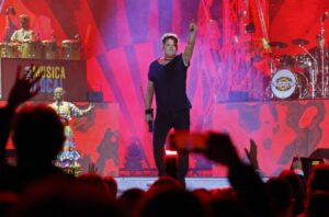 Carlos Vives reivindica lo colombiano en un concierto lleno de sorpresas