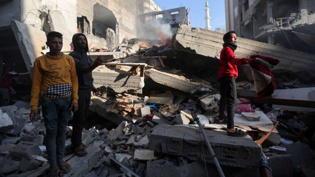 Israel expande sus operaciones terrestres hacia el sur de Gaza, donde se concentra la población de la Franja