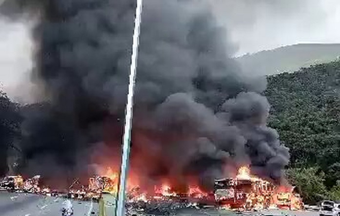Gandola con combustible explotó en plena autopista de Caracas-Guarenas