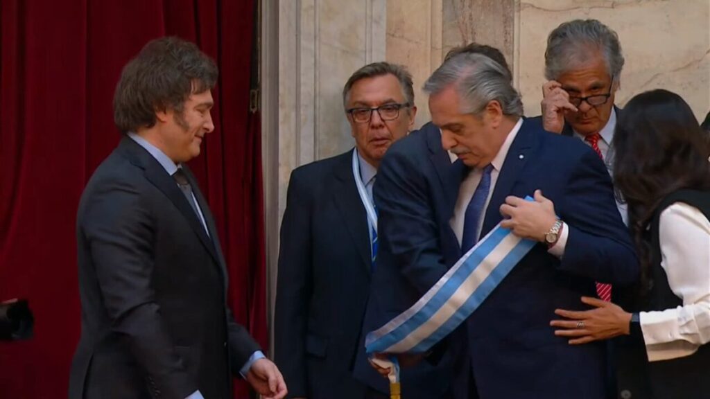 Alberto Fernández traspasa la banda presidencial y el bastón a Javier Milei