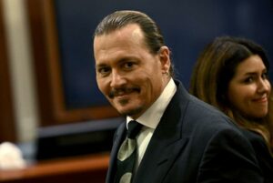 Depp recibe tratamiento de estrella de rock en Arabia Saudí
