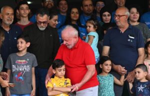 Lula visita a un grupo de repatriados desde Gaza y les garantiza apoyo en Brasil
