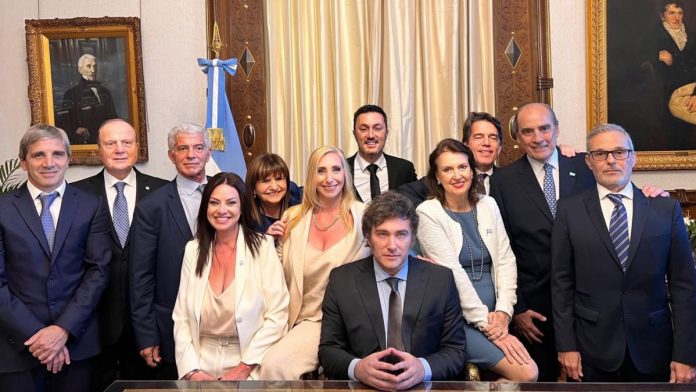 Milei reduce número de ministerios en Argentina