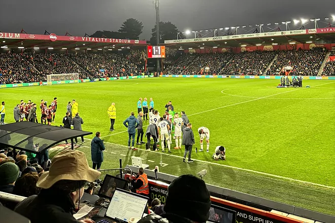 Jugador de la Premier League se desploma en pleno juego y se suspende el partido Bournemouth-Luton