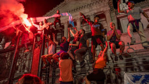 "La Patria no se vende", El 'decretazo' de Milei que hace sonar cacerolas en Argentina