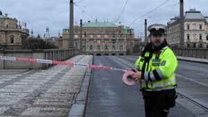 Al menos 10 muertos y decenas de heridos en un tiroteo en una universidad de Praga