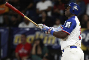 Tiburones de la Guaira dominó a Leones del Caracas en duelo de pitcheo