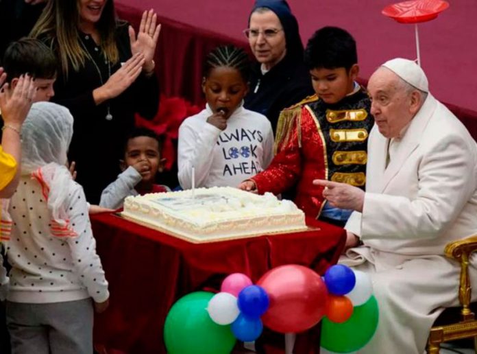 El Papa celebró su cumpleaños 87 con una fiesta circense y rodeado de niños