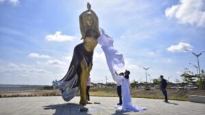 Desvelaron la estatua de Shakira en Barranquilla con la presencia de sus padres