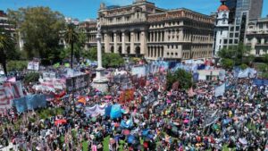 Miles protestan en Buenos Aires contra el 'megadecreto' de Milei