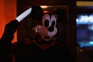Mickey Mouse ya tiene su primera película de terror. El ratón de Disney es un asesino en el tráiler del slasher que aparece el mismo día que el personaje pasa al dominio público