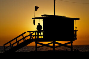 Esta icónica serie fue cancelada fulminantemente en su temporada 1. David Hasselhoff la salvó y se hizo un megaéxito global (ganando millones de dólares de paso)