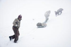 Más personajes sobreviviendo en el frío que ver si te gusta ‘La sociedad de la nieve’. 3 potentes películas de supervivencia disponibles en streaming