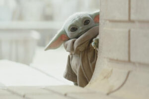 Celebra el salto de Baby Yoda a la gran pantalla con estos cinco regalazos perfectos para fans de 'Star Wars'