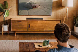 Cinco accesorios rebajados para exprimir tu smart TV si te han regalado un televisor 4K esta Navidad