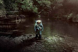 Adam Sandler habla con una araña gigante en el sorprendente tráiler de 'El astronauta', el ambicioso nuevo proyecto del director de 'Chernobyl' para Netflix