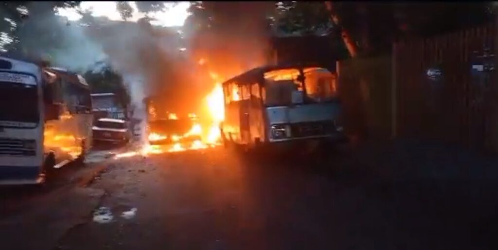 Se incendiaron varios vehículos cerca de la emergencia del hospital de Los Magallanes de Catia