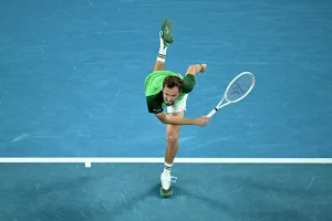 Medvedev remonta dos sets a Zverev y pasa a su tercera final del Open de Australia
