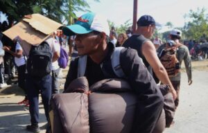 Texas anuncia que ha enviado a más de 100.000 migrantes en autobuses a ciudades demócratas