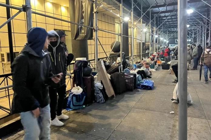 Familias de migrantes dejan sus albergues en Nueva York en medio una tormenta invernal