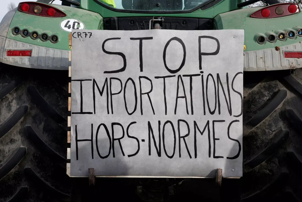 Crece la tensión en huelga de agricultores franceses
