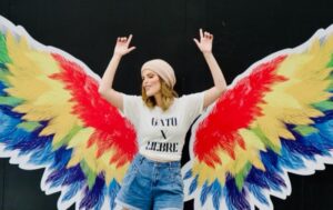 Anabella Mondi le dio la bienvenida al 2024 con un merengue electrónico en colaboración con Juan Miguel