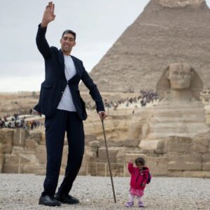 ¡Para la historia! El hombre más alto del mundo y la mujer más pequeña del mundo se reencontraron