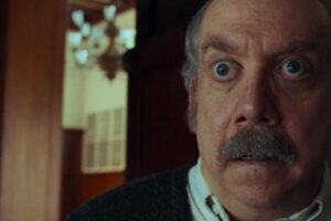 Un grupo de espectadores se queda encerrado en el cine viendo 'Los que se quedan' después de que los trabajadores se marcharan a su casa