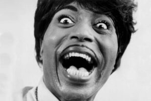 La historia secreta del verdadero rey del rock and roll llega a cines. Negro, homosexual y sacerdote que casó a Bruce Willis