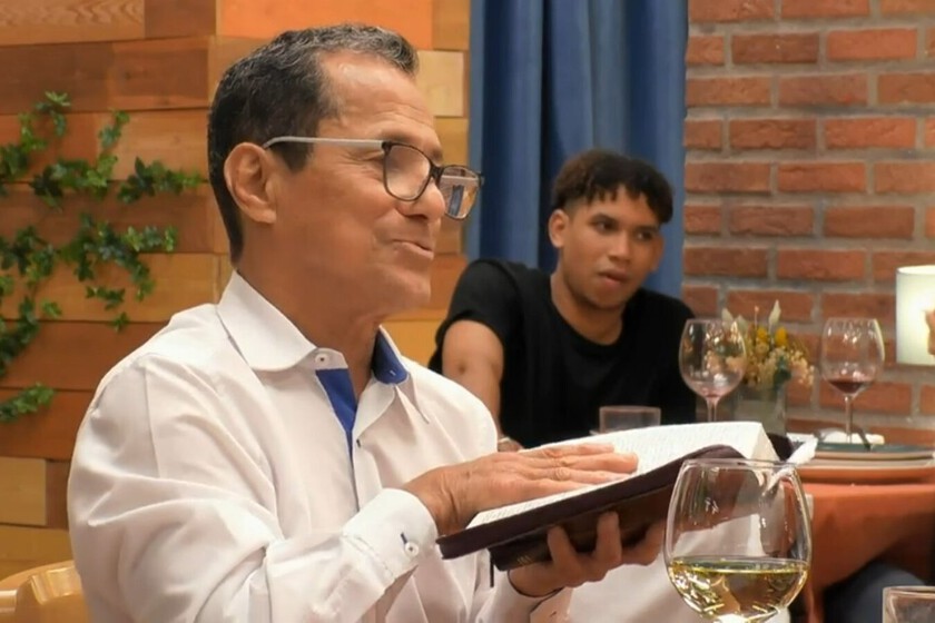 el soltero de Los Alcázares viene con la Biblia a su cena. "No me he ido de la cita por educación"