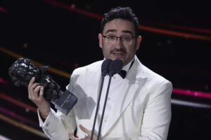 Premios Goya 2024, la insípida gala que alzó a los cielos a 'La sociedad de la nieve' y permitió a Pedro Almodóvar devolver el puñetazo contra el cine español