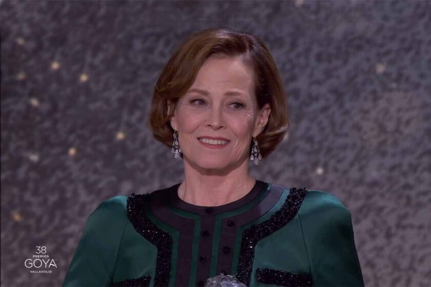 "Ella debería estar aquí arriba". Sigourney Weaver dedica su Goya a su actriz de doblaje española y lanza un recado a la industria de Hollywood